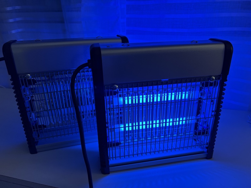 2 lampes anti-insectes UV